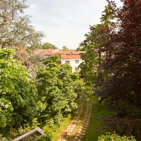 Ampio E Indipendente Con Vista Giardino